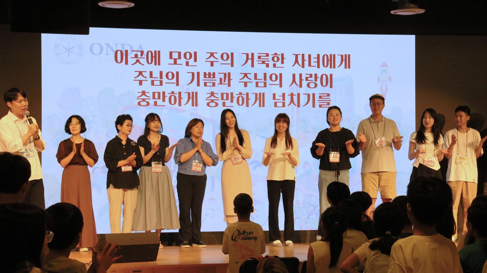 발표회에서 찬양하는 TAP 선생님들